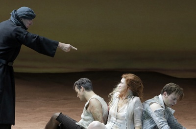 Osmin montre du doigt, tout devait se terminer par une décapitation. Un choix de mise en scène connoté qui n'a pas été montré aux collégiens impliqués dans un projet artistico pédagogique au long cours (photo Pascal Victor DR) Osmin montre du doigt, tout devait se terminer par une décapitation. Un choix de mise en scène connoté qui n'a pas été montré aux collégiens impliqués dans un projet artistico pédagogique au long cours (photo Pascal Victor DR)
