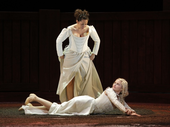 Mariana Flores (debout) en 2013 à Aix dans l'opéra de Cavalli, Elena (photo Pascal Victor) Mariana Flores (debout) en 2013 à Aix dans l'opéra de Cavalli, Elena (photo Pascal Victor)