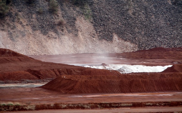 Les résidus de bauxite sont aujourd'hui pour partie stockés dans les collines, sur le site de Mange Garri, et pour partie au large de Cassis, en mer (photo MN)