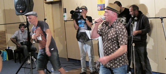 Et puis un cri de ralliement, comme une bénédiction païenne : "Alhòli sur vous!". La mayonnaise prendra forcément dans le public, ou dans la société! (photo MN) Et puis un cri de ralliement, comme une bénédiction païenne : "Alhòli sur vous!". La mayonnaise prendra forcément dans le public, ou dans la société! (photo MN)