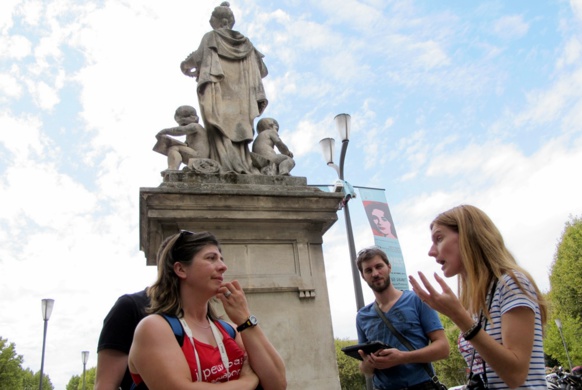 Lors de certaines visites le provençal est un outil privilégié de la connaissance de la ville (photo MN)