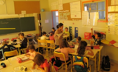 A l'école, dernier lieu du passage de témoin, la question des moyens est cruciale. Ici l'école de Maillane (photo MN)