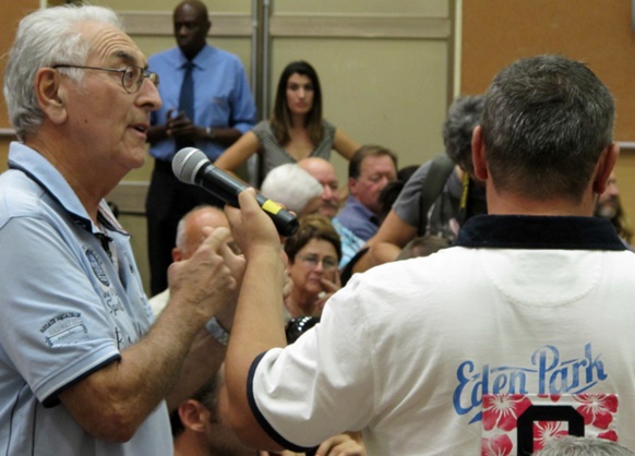 Le professeur Henri Augier évoque les perturbateurs endocriniens ingérés par les poissons, lors de l'unique et houleuse réunion de l'enquête publique (photo MN)