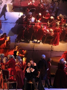 Jeux de miroir dans la salle de jeux du troisième tableau (photo Christian Dresse / Opéra de Marseille DR)