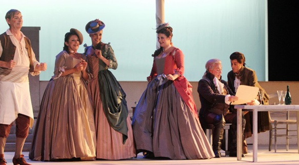 Au premier tableau il s'agit d'attirer l'ingénue dans l'univers du plaisir, en chantant (photo Christian Dresse / Opéra de Marseille DR) Au premier tableau il s'agit d'attirer l'ingénue dans l'univers du plaisir, en chantant (photo Christian Dresse / Opéra de Marseille DR)