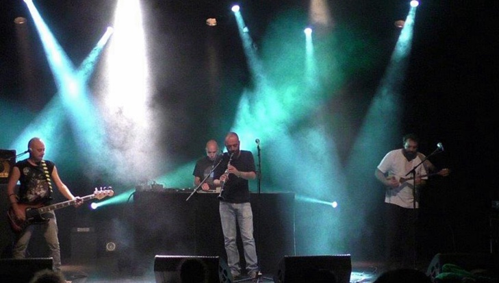 Depuis 2001, D'Aquí Dub propose une musique occitane qui sait mêler sons et cultures, lorgne du côté de l'Adriatique tout en développant ses portées à Marseille...ou Nîmes (photo AC DR) Depuis 2001, D'Aquí Dub propose une musique occitane qui sait mêler sons et cultures, lorgne du côté de l'Adriatique tout en développant ses portées à Marseille...ou Nîmes (photo AC DR)
