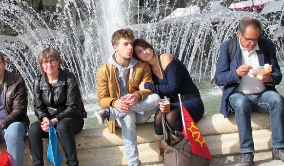 Trois kms de cortège, ça mérite de reprendre son souffle et des forces (photo MN) Trois kms de cortège, ça mérite de reprendre son souffle et des forces (photo MN)