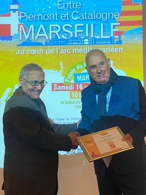 Guy Revest remet le diplôme du Forum d'Oc à Christian Bosq, l'élu délégué à la Langue et Culture régionale de Marseille (photo Aymeline Recours DR) Guy Revest remet le diplôme du Forum d'Oc à Christian Bosq, l'élu délégué à la Langue et Culture régionale de Marseille (photo Aymeline Recours DR)