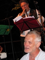 Une fois rangés les instruments de musique des Cantejadas, Jean-Pierre Reynaud s'est attelé à la traduction (photo MN) Une fois rangés les instruments de musique des Cantejadas, Jean-Pierre Reynaud s'est attelé à la traduction (photo MN)