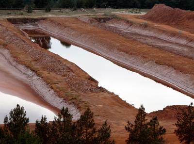 Si les boues rouges d'Alteo ont essentiellement été rejetées en mer depuis 1966, un vallon isolé est aussi utilisé comme dépôt de résidus de production d'alumine, à Mange-Garri (le lieu où "mangent les rats") Photo MN