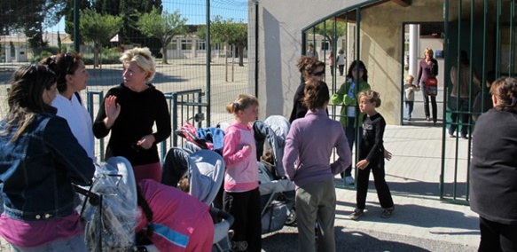 Sortie de l'école bilingue publique de Maillane. "L'enfant rentre chez lui et chante encore. Il assure ainsi souvent la seule présence du provençal au foyer" (photo MN)