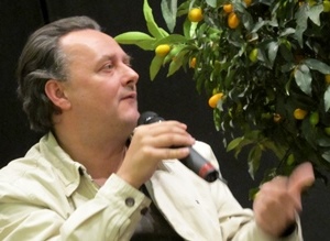 Le chanteur Manu Theron : "Tout enfant naissant en Provence devrait pouvoir bénéficier de ce rapport valorisant entre école, musique et langue du pays" (photo MN) Le chanteur Manu Theron : "Tout enfant naissant en Provence devrait pouvoir bénéficier de ce rapport valorisant entre école, musique et langue du pays" (photo MN)