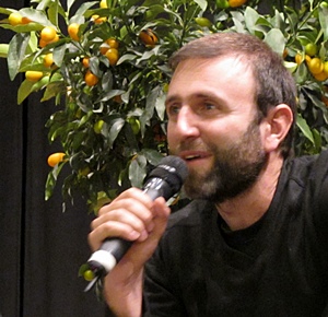 Sylvain Chabaud. "On ne devrait pas priver plus longtemps les élèves de cette possibilité créatrice que recèle le fait de chanter dans cette langue qui, n'étant plus première, les met tous sur un pied d'égalité et les tranquillise pour créer" (photo MN) Sylvain Chabaud. "On ne devrait pas priver plus longtemps les élèves de cette possibilité créatrice que recèle le fait de chanter dans cette langue qui, n'étant plus première, les met tous sur un pied d'égalité et les tranquillise pour créer" (photo MN)