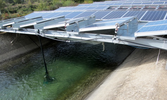 L'efficacité des panneaux photovoltaïques est elle plus optimale quand l'eau du canal les refroidit ? Si oui, les biaus pourraient se couvrir de noir luisant... (photo MN)