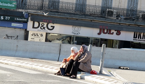 Port du voile ou de la kippa, assez communs à Marseille, vont-ils désigner des cibles, après les massacres de Paris ? (Photo MN) Port du voile ou de la kippa, assez communs à Marseille, vont-ils désigner des cibles, après les massacres de Paris ? (Photo MN)