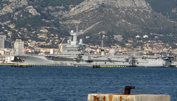 Le porte-avions Chales De Gaulle au mouillage à Toulon, où un attentat a été déjoué voici quelques jours, selon le préfet de Région (photo MN)