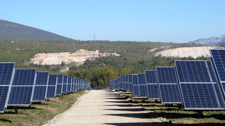 Les Cigalettes, à Peyruis : 20 ha de panneaux et un agriculteur à installer (photo MN) Les Cigalettes, à Peyruis : 20 ha de panneaux et un agriculteur à installer (photo MN)