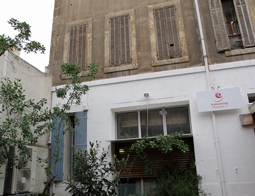 Le planning familial à Marseille. Le moins visible possible pour raisons de sécurité, dans le collimateur des traditionalistes de tous bords, et dans la ligne de mire de la candidate FN (photo MN) Le planning familial à Marseille. Le moins visible possible pour raisons de sécurité, dans le collimateur des traditionalistes de tous bords, et dans la ligne de mire de la candidate FN (photo MN)