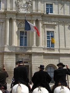 Les Arlésiens ont plus voté à gauche qu'ailleurs. Mais dans cette terre de traditions, comment choisir dimanche ? (photo MN)