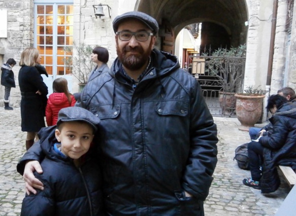 Laurent Carletti est venu admirer une création, mais aussi renouveler la magie de ces petits personnages qui disent une humanité (photo AC DR) Laurent Carletti est venu admirer une création, mais aussi renouveler la magie de ces petits personnages qui disent une humanité (photo AC DR)