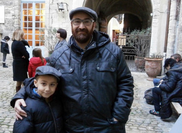 Laurent Carletti est venu admirer une création, mais aussi renouveler la magie de ces petits personnages qui disent une humanité (photo AC DR)