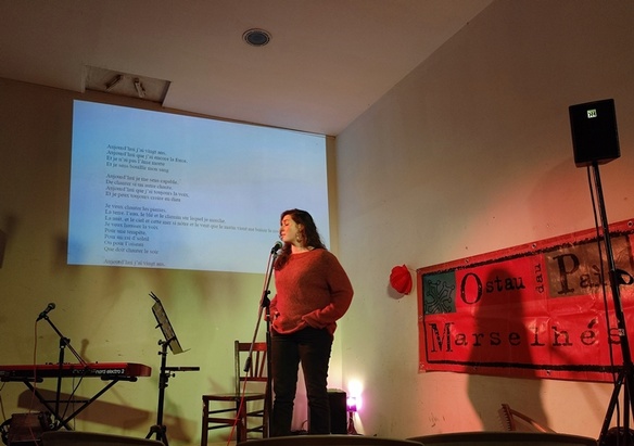 La poésie en langues minoritaires, un trésor caché sous le tapis par nombre d'Etats, dont le notre. Ici, Anna chante la jeunesse en catalan (photo MN) La poésie en langues minoritaires, un trésor caché sous le tapis par nombre d'Etats, dont le notre. Ici, Anna chante la jeunesse en catalan (photo MN)