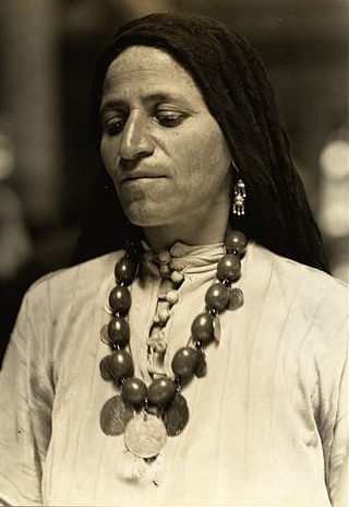 Une immigrée Syrienne, déjà, en 1926, à l'arrivée d'Ellis Island (photo Lewis Hine - NYPL)