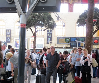 Attente à la Gare Saint-Charles de Marseille. Avec 20% de trains régionaux en retards, les pénalités payées par la SNCF oscillent entre 2 et 5 M€ l'an. Leur versement aux usagers est à l'étude (-photo MN)
