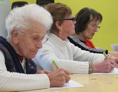 Raymonde, la doyenne, a toujours parlé occitan. Mai la parlar e l'escriure es bèn diferent!" (photo MN)