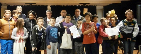 Les élèves de la Calandreta d'Orange ont chanté avec le groupe Dyaleckt, invité de la Dictada (photo AC DR) Les élèves de la Calandreta d'Orange ont chanté avec le groupe Dyaleckt, invité de la Dictada (photo AC DR)