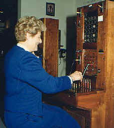 Et jusqu'aux années 1970 la commutation était encore partiellement manuelle, grâce aux "demoiselles du téléphone" (photo XDR) Et jusqu'aux années 1970 la commutation était encore partiellement manuelle, grâce aux "demoiselles du téléphone" (photo XDR)