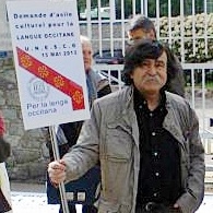 Le poète provençal Gui Matieu, ici manifestant devant l'UNESCO pour le Creo de la Talvera  (photo XDR)