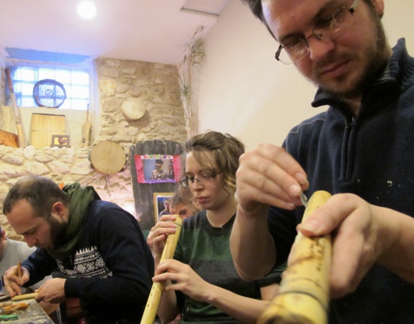 Une canne, un opinel, une gouge, un peu de fil et de cire...Et tout un monde sonore s'ouvre aux stagiaires d'Henri Maquet, ici à droite (photo MN)