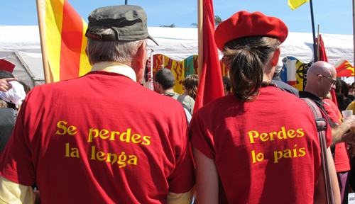 Andrieu Saissi et sa fille à Toulouse-Anèm òc en avril 2012. Les militants pour la langue autochtone finalement sont en accord avec une majorité de Français quand ils associent langue et démocratie (photo MN) Andrieu Saissi et sa fille à Toulouse-Anèm òc en avril 2012. Les militants pour la langue autochtone finalement sont en accord avec une majorité de Français quand ils associent langue et démocratie (photo MN)