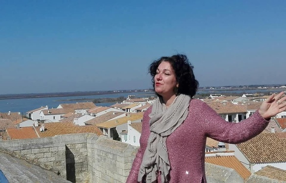Ester Lucada, la conteuse vous emmène en français et occitan sous l'égide de l'IEO-30 (photo DR)
