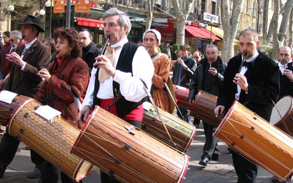 Concentration de tambourinaires à Aix, pour le Festamb 2006 (photo MN)