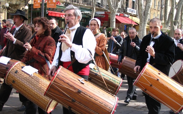 Concentration de tambourinaires à Aix, pour le Festamb 2006 (photo MN) Concentration de tambourinaires à Aix, pour le Festamb 2006 (photo MN)