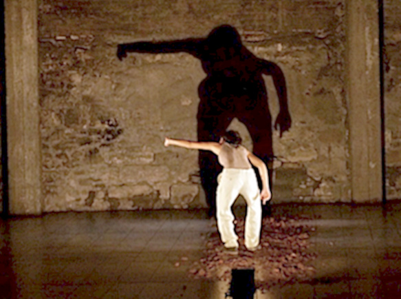 Comme dans une arène, l'interprète défend le texte de la voix et du geste (photo XDR) Comme dans une arène, l'interprète défend le texte de la voix et du geste (photo XDR)