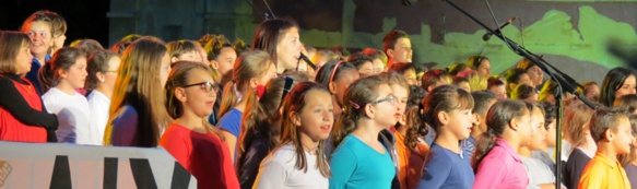 Succès public jamais démenti, les Cantejadas aixoises (ici en 2013) sont festives mais soutiennent aussi le sentiment que la communauté éducative souhaite un enseignement de la langue régionale (photo MN) Succès public jamais démenti, les Cantejadas aixoises (ici en 2013) sont festives mais soutiennent aussi le sentiment que la communauté éducative souhaite un enseignement de la langue régionale (photo MN)