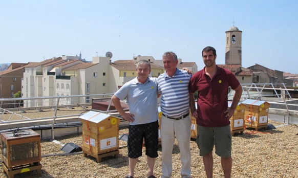 En ville, les abeilles ne sont pas confrontées aux pesticides au niveau de leurs cousines des champs. Ici autour de Henri Clément (UNAFà et des apiculteurs pionniers, le toit de l'Hôtel de Région accueille des ruches depuis un an à Marseille (photo MN)