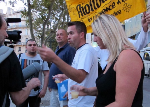 Octobre 2014, à Marseille, Christian Philibert entame l'aventure du film en interrogeant les membres de la Chourmo (photo MN) Octobre 2014, à Marseille, Christian Philibert entame l'aventure du film en interrogeant les membres de la Chourmo (photo MN)