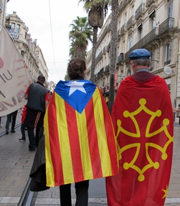 Montpellier 24 octobre 2015. Manifestants catalan et occitan au coude à coude. Une telle image sera-t-elle encore envisageable alors que la Région Occitanie efface toute référence à sa minorité catalane ? (photo MN)