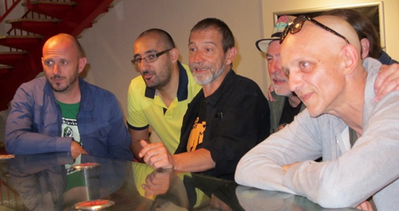 Normalement le Massilia offre l'anisette lors des concerts, mais à Montfort, celle-ci n'aurait pas manqué d'eau...( photo MN) Normalement le Massilia offre l'anisette lors des concerts, mais à Montfort, celle-ci n'aurait pas manqué d'eau...( photo MN)