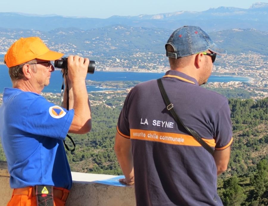 A partir de la Vigie de Notre-Dame du Mai, vue imprenable sur toute fumée suspecte...et sur les marcheurs imprudents (photo MN)