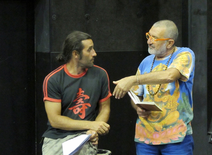 Gregory Nardella, le metteur en scène, en grande discussion avec Jo Corbeau (photo MN)