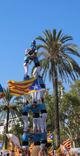 Grop de Castellers a la manòbra, avenguda Lluis Companys. S'agís, per totei, d'èstre atentiu a ce que fa l'autre...un biais simbolic de mòstrar que fau èstre unit per encapar (photo MN)