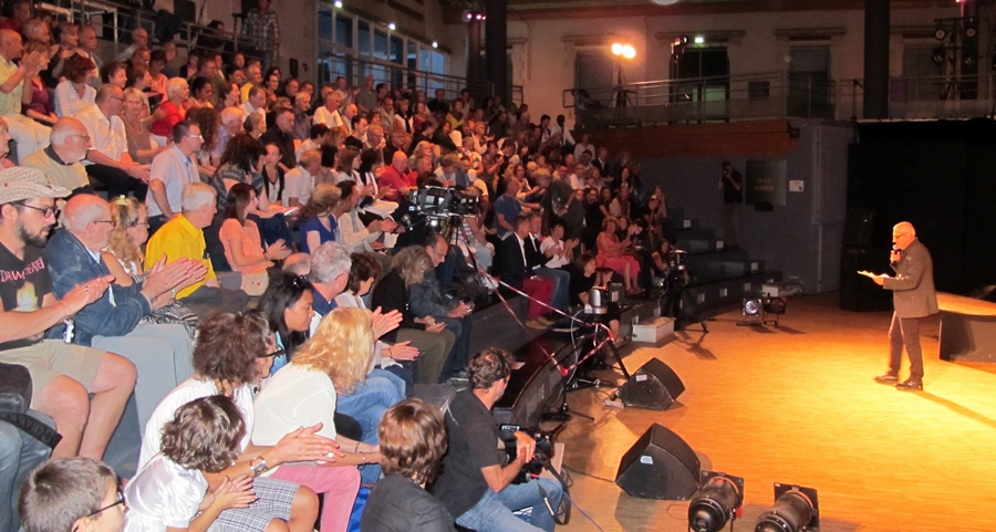 17 septembre 2016, dans une salle comble à la Cité du Livre d'Aix, Joël Bouc, remercie les collectivités qui ont rendu possible la représentation de la Crozada d'Uei...une attention que l'IEO 13 aurait aimé recevoir aussi (photo MN)