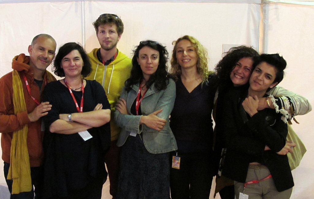 Avec l'équipe technique masculine,les chanteuses Sylvie Paz, Kalliroi Raouzeou, Annie Maltinti, Maura Guerrera et Nadia Thighidet (Photo MN)