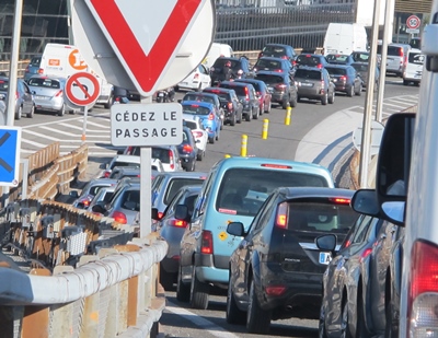 Aix-Marseille, un accident aux heures de pointe ou des travaux sur la voie créent vite un encombrement dantesque (photo MN)