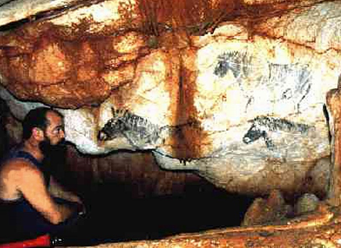 Avec son découvreur, le plongeur Henri Cosquer, la grotte et quelques unes des deux cents peintures pariétales, dont des manchots. (photo XDR)